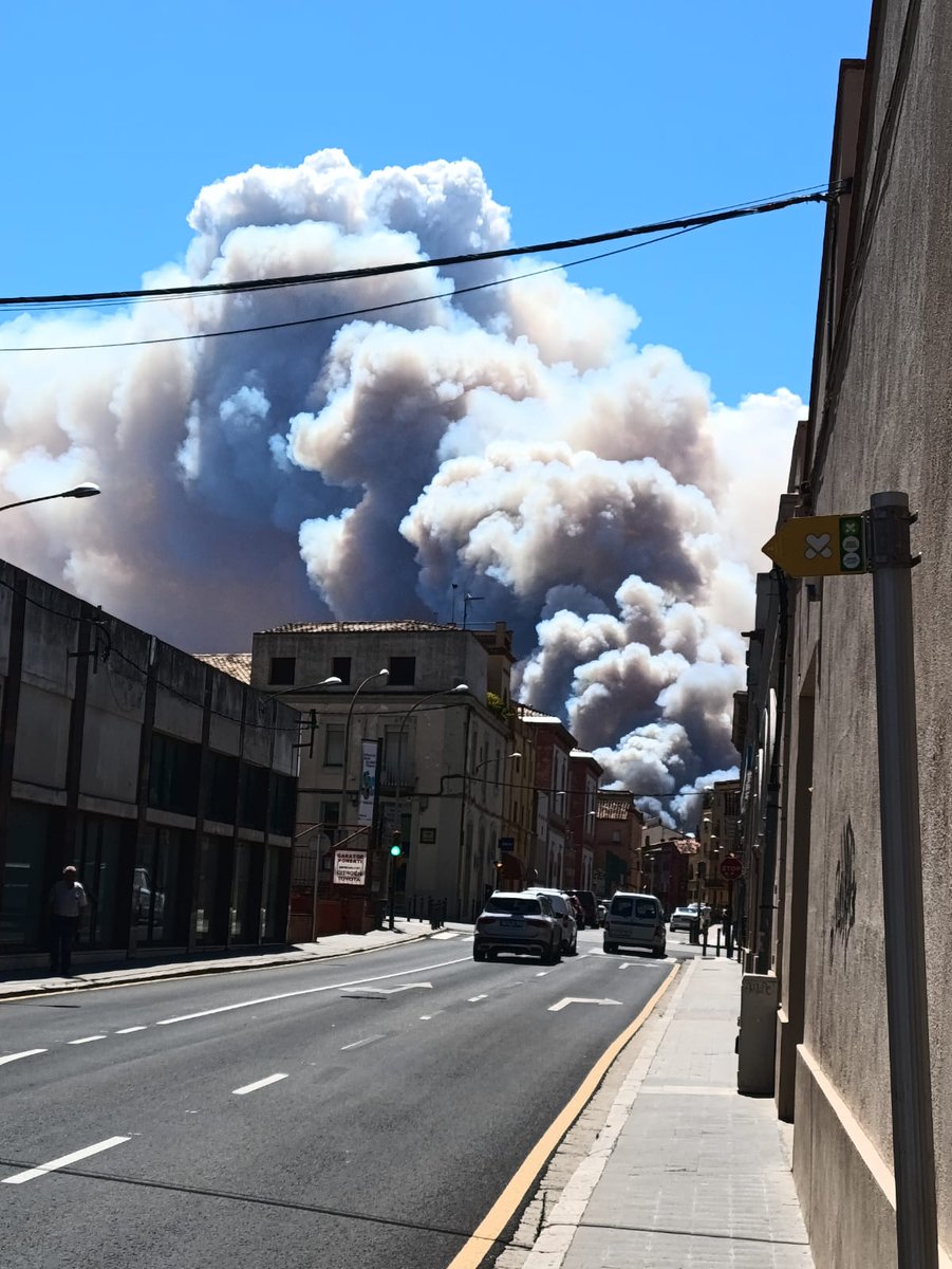 pdpelat's tweet photo. Quina tristor 
S' ens cremem les Gavarres.
Tota la força als Bombers per intentar apagar un foc molt complicat per culpa de la tramuntana i de la vegetació molt densa del sota bosc. https://t.co/YoH1lW1hVh