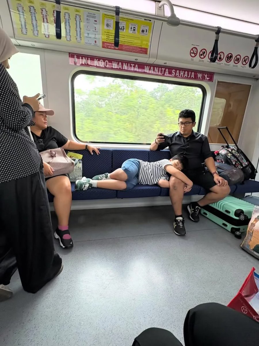 BendiTheBagak's tweet photo. Cina menlen mana ni mmg kurang ajar betul.

Langgar arahan koc wanita, lepastu anak baring dgn kasut kat atas kerusi.

#KiasuWatch https://t.co/hyqvyx1FVM