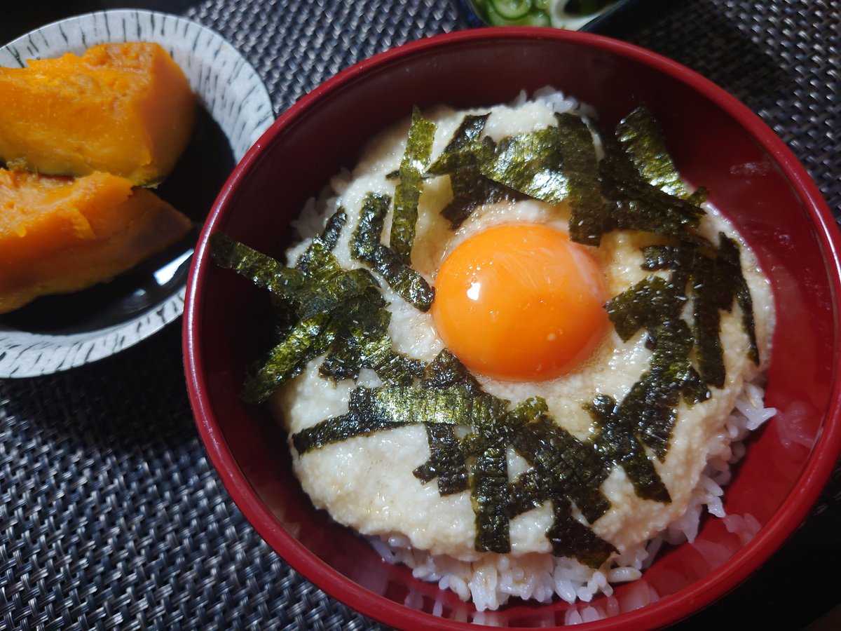 I313I3's tweet photo. カツオのたたき丼、ヤゲン麻婆、丸ごと漬けピーマン、めかぶ

昼は海鮮丼、昨晩はとろろ麦飯、かぼちゃの煮付け、酢の物

夕飯メニューが決まらない中、買い物前に地域住民らと談笑しながら黒を撫でてたら1時間以上経過しててスーパーへ
美味しかったヤゲン麻婆リピしてカツオとチグハグ
#おうちごはん https://t.co/CXsAvyJuSW