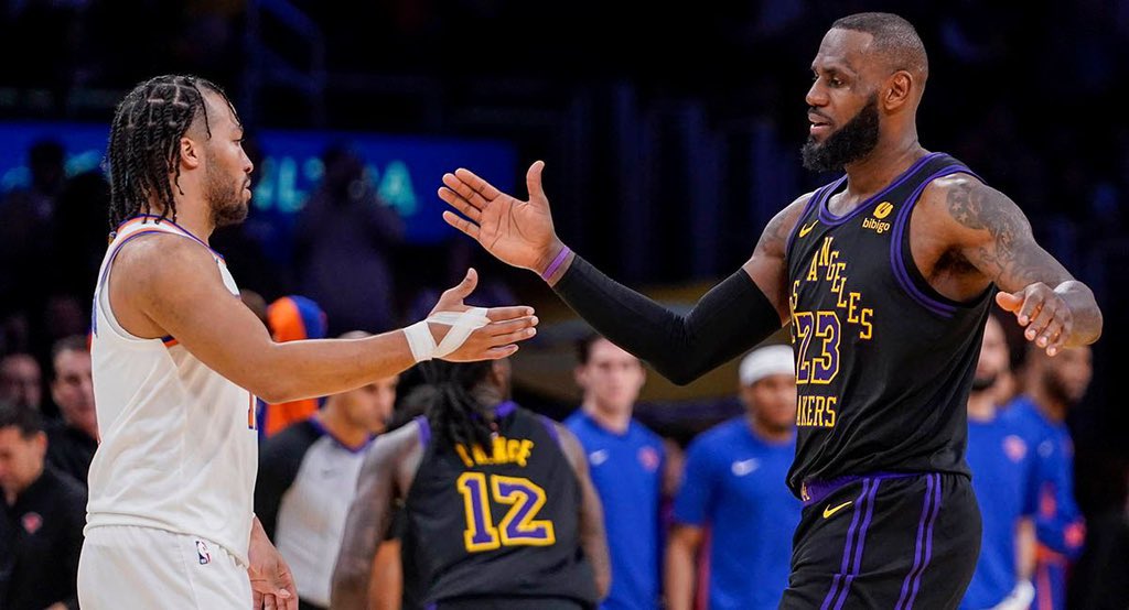 HoodieBrunson's tweet photo. Make that call to LeBron big bro @jalenbrunson1 https://t.co/BBYfcCafhR