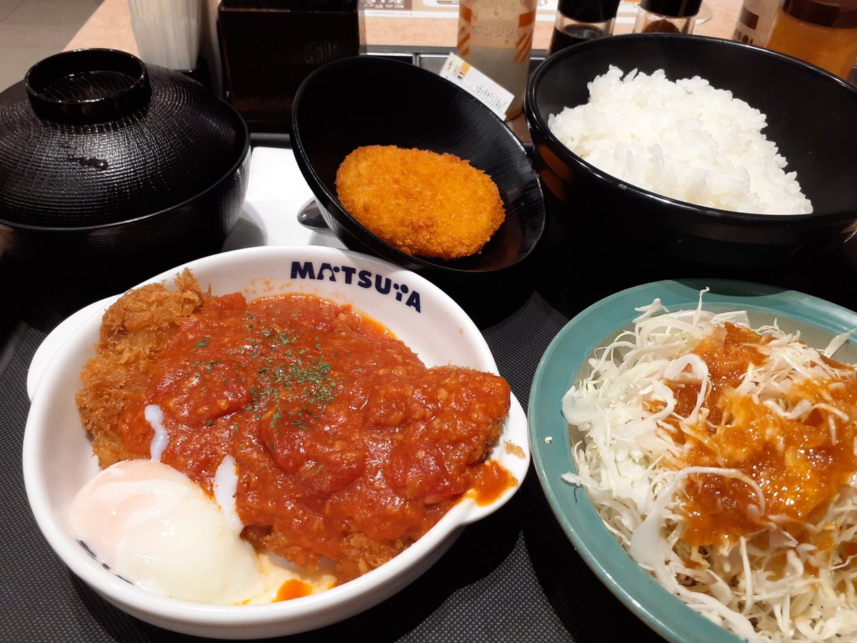 maeda1v's tweet photo. 河原町に店舗がないから地下鉄に乗って松のやに、味噌ロースカツ定食を食べに来たのに完売してた😅
セール品とはいえ売り切れの場合があるとか書いてなかったのにがっかりでした
うまとまロースカツ定食にした https://t.co/XIgik1LxXA