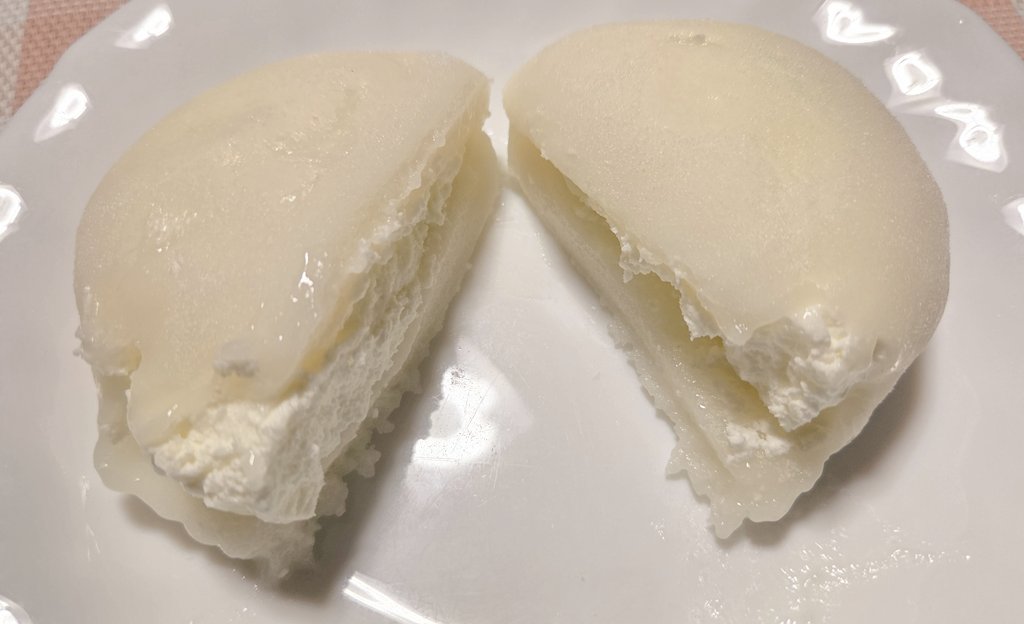 IjMk3m's tweet photo. 【クリーム大福BIG】
セブン 300円 356kcal
5.0
肉まんかって位大きく
インパクト抜群！
生地は柔らかくもっちもちでぶ厚く
粘りが強めでびよーんと伸び
餅だけでもううますぎ
中のクリームふわっとミルキー
優しい甘さでお餅の甘さとよくあい
めちゃくちゃうま！
これは餅が主役
リピ確定！ https://t.co/Ftu5FDXK7v