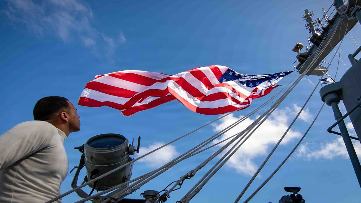 USNavy's tweet photo. Old Glory 🇺🇸

Sailors raise the battle ensign aboard Nimitz-class aircraft carrier USS George Washington (CVN 73) while underway in the Philippine Sea.

📸 MC2 Jack D. Barnell

#Navy250 #Freedom250 https://t.co/wT7geKX3Gp