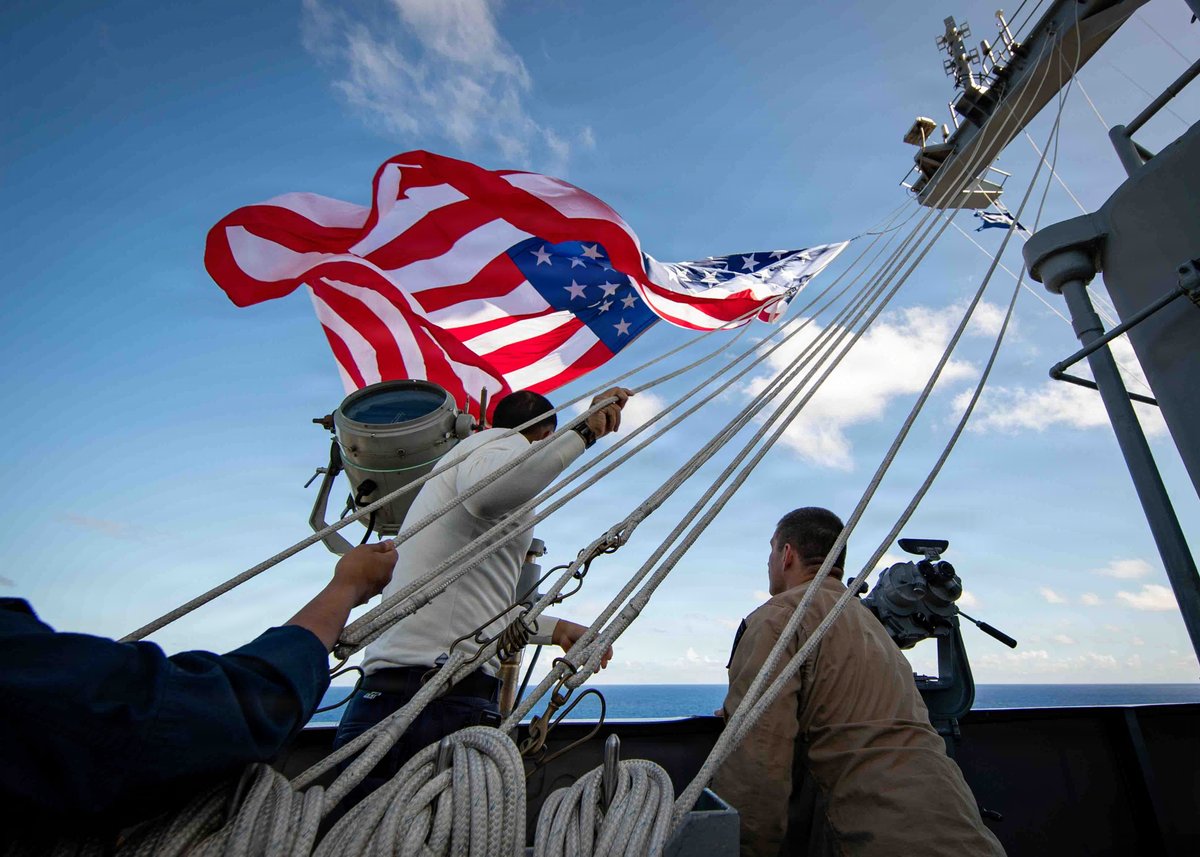 USNavy's tweet photo. Old Glory 🇺🇸

Sailors raise the battle ensign aboard Nimitz-class aircraft carrier USS George Washington (CVN 73) while underway in the Philippine Sea.

📸 MC2 Jack D. Barnell

#Navy250 #Freedom250 https://t.co/wT7geKX3Gp