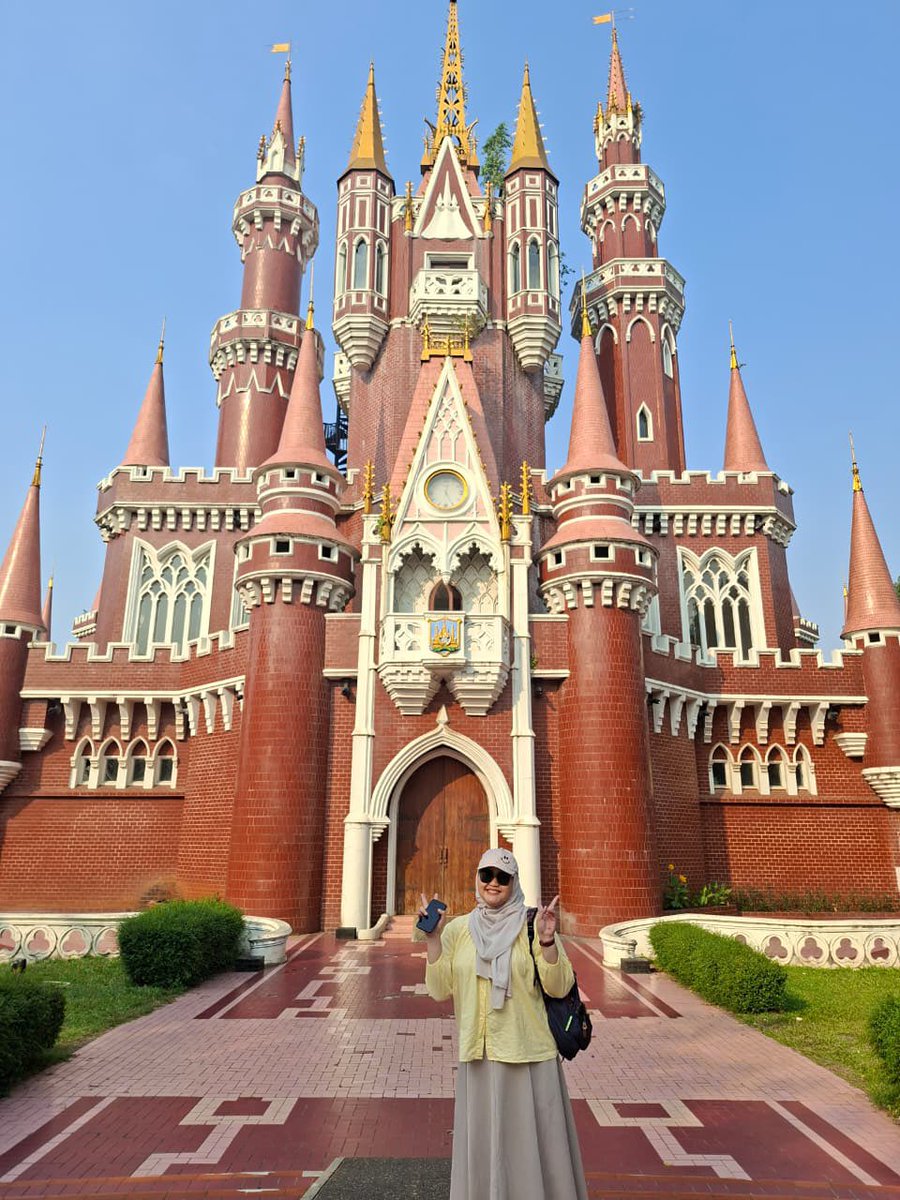 ariyah_afifah's tweet photo. TMII 🎨🎭🎪🫟🤹🏻🛼 https://t.co/7E37nFewfn