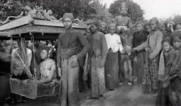 SudutTakKasat's tweet photo. Foto ini diambil langsung dari dokumen tua di sana. Keliatannya kayak arak-arakan biasa, kan? Tapi coba lu perhatiin baik-baik siapa yang duduk di dalem tandu itu. Ritual manten tebu yang selama ini kita semua pikir cuma tradisi budaya yang bagus buat difoto, dulu tuh ternyata kaga simbolik. Dulu beneran. Mereka kaga pake tebu. 

Mereka pake orang. Dua manusia beneran. Didandani kayak pengantin. Diarak keliling kompleks pabrik. Terus digiling hidup-hidup. Bareng tebunya. Di mesin yang sama. Biar gilingan lancar dan gula yang keluar banyak.
Dan kata orang yang beneran tau sejarah tempat ini, sisa dari mereka masih ada di dalem sana. Mesin-mesin uap karatan itu emang keliatannya udah kaga jalan. Tapi aslinya, kaga pernah beneran diam.

@bacahorror @IDN_Horor @ceritaht #bacahorror #bacahoror #suduttakkasat #ceritahoror #threadhoror #ceritaserem #asupanhorror #horor