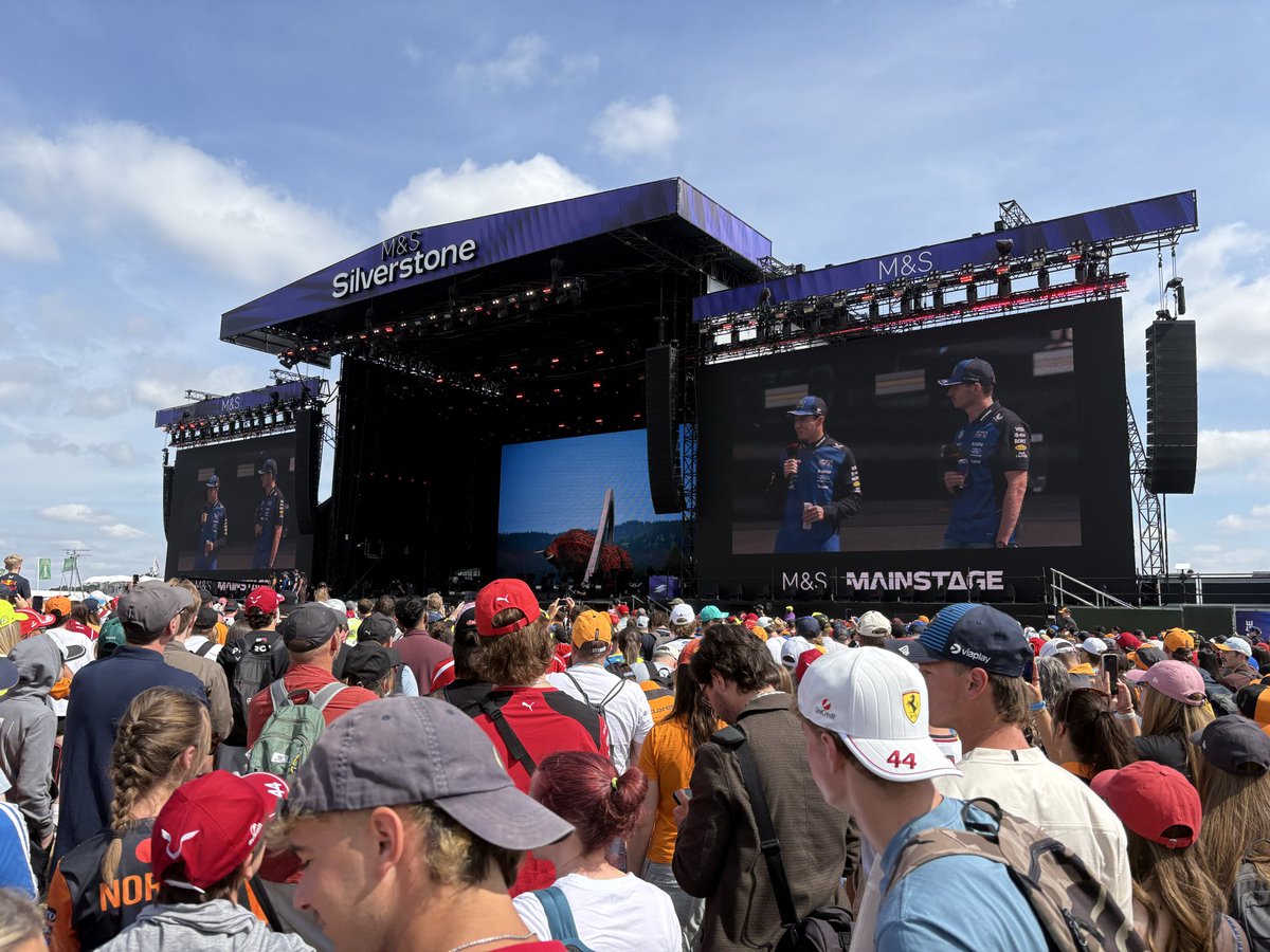lucy_go_go's tweet photo. 初F1観戦😆
天気もいいし楽しい。普通にグラウンドチケットでも十分楽しめるやん！ https://t.co/ZXnXRDNtWX