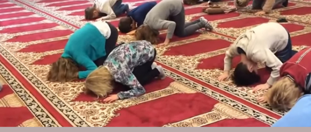 Gerard1945X's tweet photo. @D66 @IlanaRooderkerk Jullie hebben natuurlijk liever dit soort linkse scholen, waar autochtone Nederlandse kinderen geleerd wordt om - met de gezichtjes naar Mekka gericht - islamitisch te leren bidden (thuishouden is ongeoorloofd). https://t.co/AxBP99lAVp