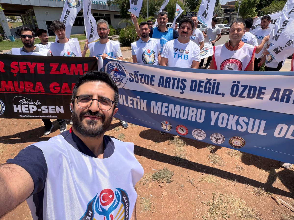 ismaildemiR414's tweet photo. Zam haberinin açıklandığı ilk anlarda, başkaları henüz güne başlayıp ne olduğunu anlamaya çalışırken; biz Hep-Sen olarak uykuda değil, çoktan meydanlardaydık. Göstermelik sosyal medya paylaşımları yapmak yerine hakkımızı sahada, en ön safta aramayı seçtik.
@hepsen_2020 
@HepsenSanliurfa 
@ynsmsek
