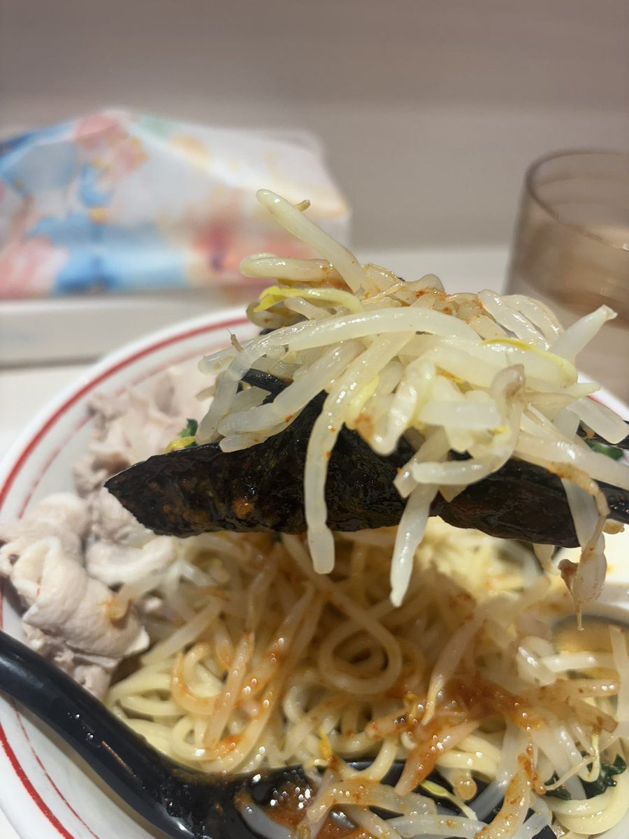 CrosshourAyu's tweet photo. 蒙古タンメン中本立川店
冷たい冷やし味噌

券売機に見慣れぬメニューが👀
ということで早速注文、冷たいながらも粘度があるスープは、麺に絡めるとしっかりした辛さが🔥
暑い日に汗かきながらズルズル食べたい旨さ、個人的にはスープに浸したノリで海苔巻きにして食べるのが気に入りました🐶 https://t.co/v0Z0jsH5za