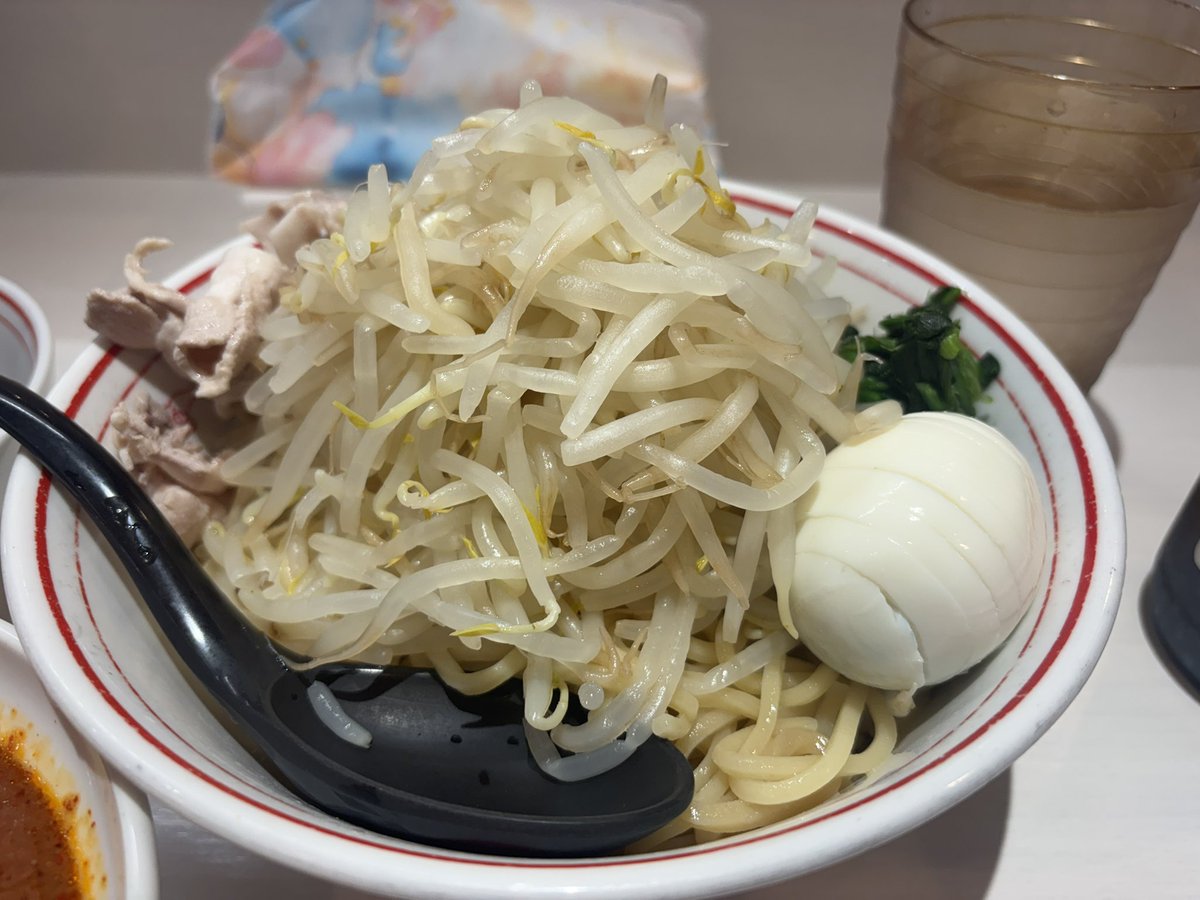 CrosshourAyu's tweet photo. 蒙古タンメン中本立川店
冷たい冷やし味噌

券売機に見慣れぬメニューが👀
ということで早速注文、冷たいながらも粘度があるスープは、麺に絡めるとしっかりした辛さが🔥
暑い日に汗かきながらズルズル食べたい旨さ、個人的にはスープに浸したノリで海苔巻きにして食べるのが気に入りました🐶 https://t.co/v0Z0jsH5za
