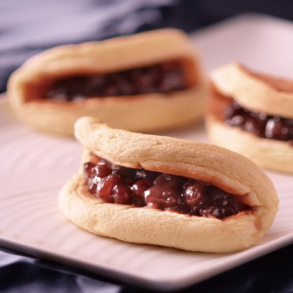 wagashibuyer's tweet photo. #和菓子魂　#ワガタマ

よく考えたら、あと３ヶ月ありますが、一日に１店舗ずつの紹介では、開幕前に全部のお菓子屋さんをご紹介できないことが判明し、今日から複数店舗ご紹介していきます。【　】内に出店社数を示す番号を入れていきます。

【１】北海道：五勝手屋本舗（10/1～6）

もう赤い丸筒羊羹の『五勝手屋羊羹』でお馴染みでございます #五勝手屋本舗 さん。意外にも高島屋での催事出店は初めて。当然実演も初めてなわけです。ということで、大人気のふわふわのスフレタイプの生地で、あんこをくるんだ『#五勝手屋ロール』（写真1枚目）を実演して頂きます。

まあ、打合せでお聞きしたら、生地を作るのと焼くのとあんこをはさむのとで、うまくローテーションできるように実演台を組まねばなりませんが、物凄い数の店舗が出店しますので、全部が見えるようにするのは難しく、やっぱりここは焼いているところを正面に据えて行こうと考えています。こちらはね、やっぱりね、受け取ったらすぐに食べるのが一番。ふんわり感が失われてしまいますので、会場内のイートインスペースでお召し上がりくださいね。

そんでもって、五勝手屋本舗さんと言えば、物販に登場するお菓子もとっても魅力的なのですよね。それこそテーマが「いちじく」ですけれども、既に存在している人気のお菓子がありますよね！そう、ドライのいちじくに羊羹を詰めて、元の果実の姿に蘇らせるということから『#ReFruit』（写真2枚目）なんて、お見事。これが食べ応えがあって、無花果の存在感は抜群だし、本当に飽きの来ない美味しさなのですよ。

あとはねえ、カラメル羊羹『夜更けて』とか、羊羹の中にカステラを沈め、胡桃を散りばめた『ツンドラ』とか、絶妙なセンスが溢れるお菓子がいっぱいあるのですよ。僕が好きなお菓子が多くて、出品リストを見ながら、アレもコレもとお願いしたくなっちゃう！ 果たして販売台に並びきるかなあって不安になる。

さあ、いつも『五勝手屋ロール』の実演販売はかなり長い行列ができますため、物販商品だけをお求めになりたいお客様とは、ご案内を分けて対応しようと思っております。ご主人の小笠原さんは、ずっと実演厨房に入られるかと思います。
