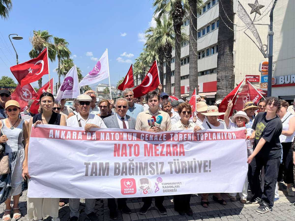 vp_izmir's tweet photo. NATO MEZARA 
TAM BAĞIMSIZ TÜRKİYE!

İnsanlık düşmanı NATO'ya geçit yok. 
Türkiye'de NATO'ya ve NATO'culuğa yer yok! https://t.co/lXFYyESWdT