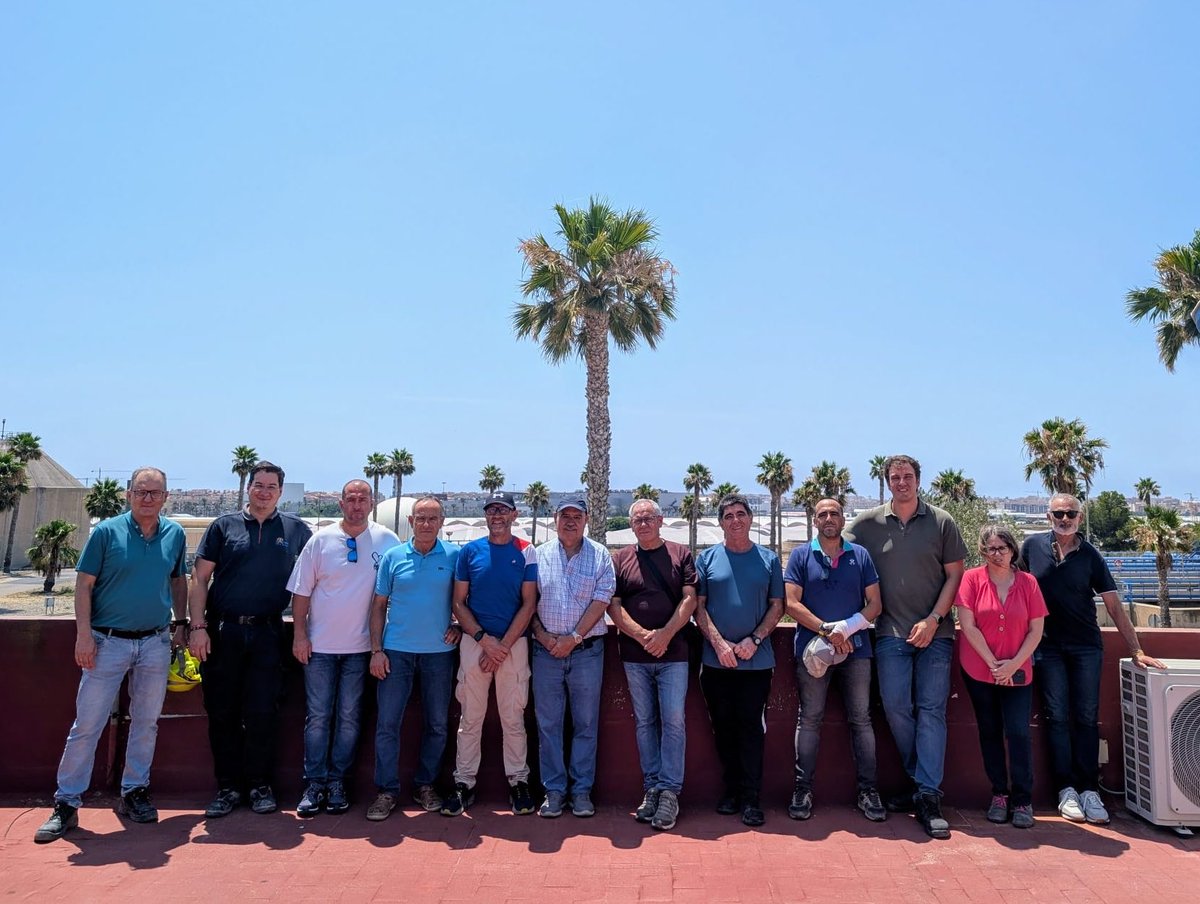 InfoHidralia's tweet photo. 📸 Representantes de la Comunidad de Regantes Sol y Arena visitaron la #EDAR de #Roquetas para ver el trabajo que se realiza con la regeneración de agua en la planta
♻️🌱 Ellos son los beneficiaros de este nuevo recurso que alivia las tensiones que sufren los acuíferos de la zona https://t.co/Z4BmOeXCg3