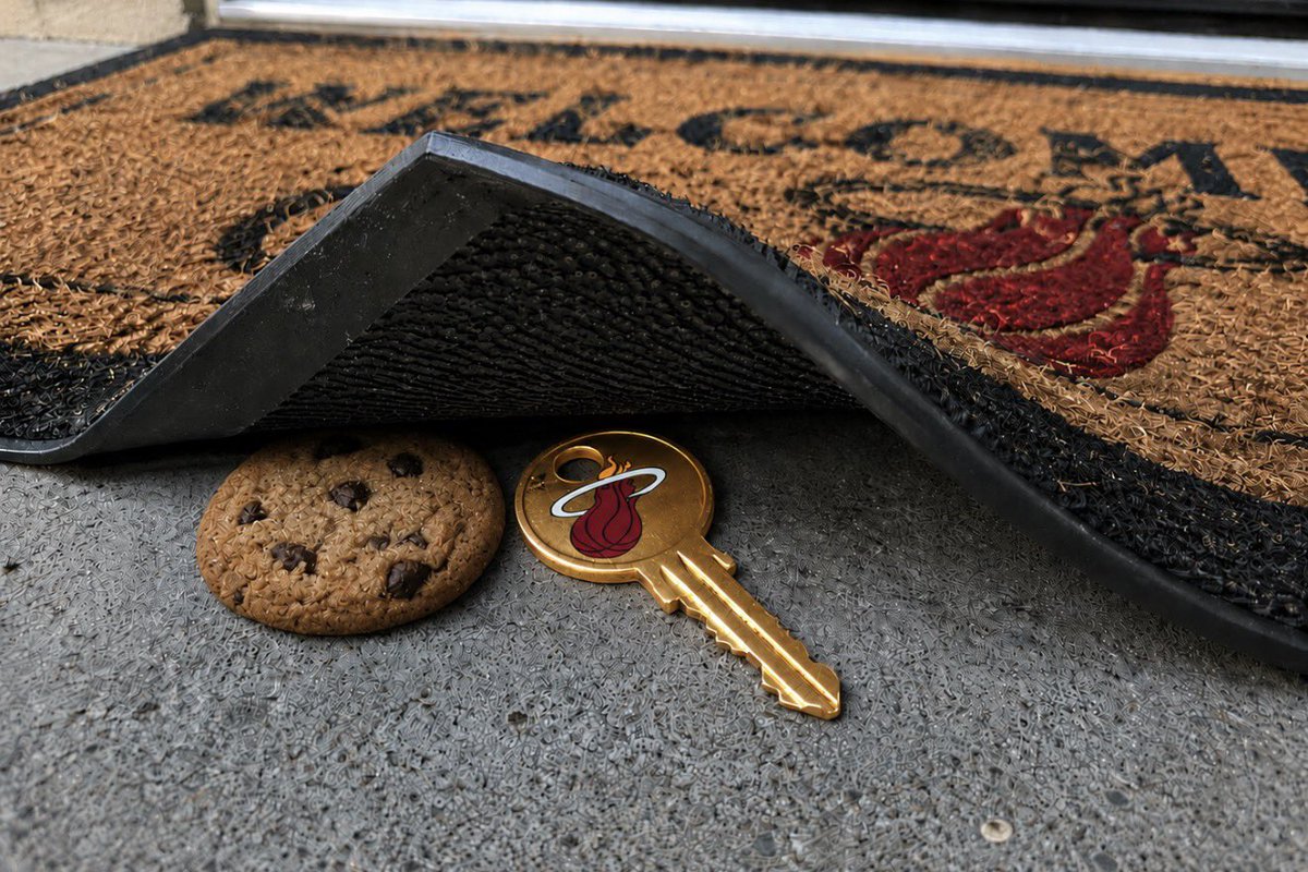 MiamiClutchPE's tweet photo. Day 3 of posting a key under the mat every day, but the key gets progressively shinier over time @KingJames https://t.co/Sqqjhjoglm