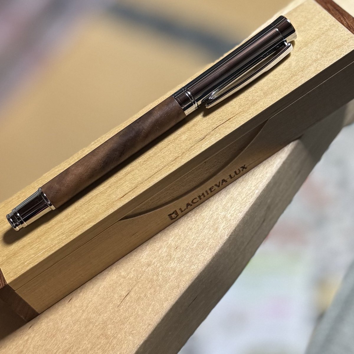 tsun294's tweet photo. 遂にジュースアップのリフィルを入れれる
木軸ペンを手に入れたぞ

LACHIEVA LUX ローラーボールペン
胡桃 https://t.co/9gVEOHAQ6D