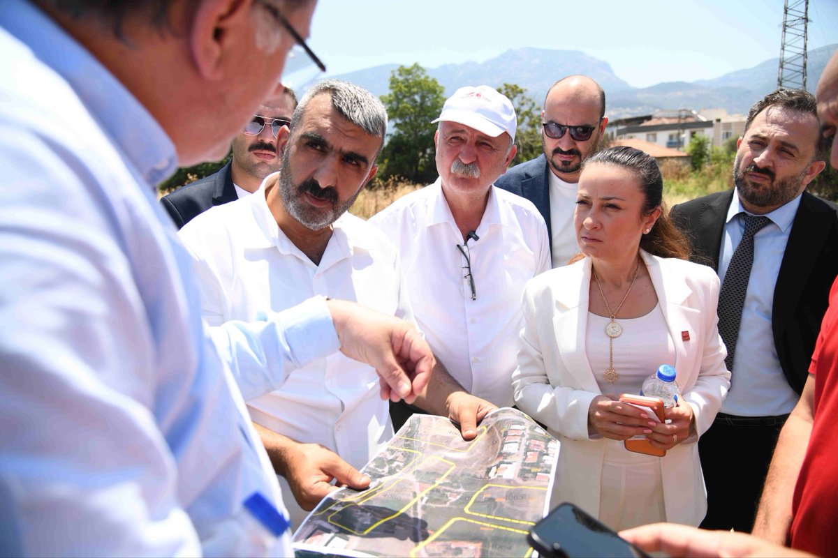 ilksenuludag's tweet photo. Saray uşakları kendi koltuğunun derdindeyken biz hemşehrilerimizle birlikte, hemşehrilerimiz için çalışmaya devam ediyoruz. 

Spil Mahallemizde Yunusemre Belediye Başkanımız Semih Balaban, Şehzadeler Belediye Başkan Yardımcımız Emre Halil Esenkaya, Büyükşehir Belediyemizin danışmanları ve değerli muhtarımızla birlikte doğalgaz ve yol yapım çalışmalarını yerinde inceledik.

Sahadayız, görevimizin başındayız.