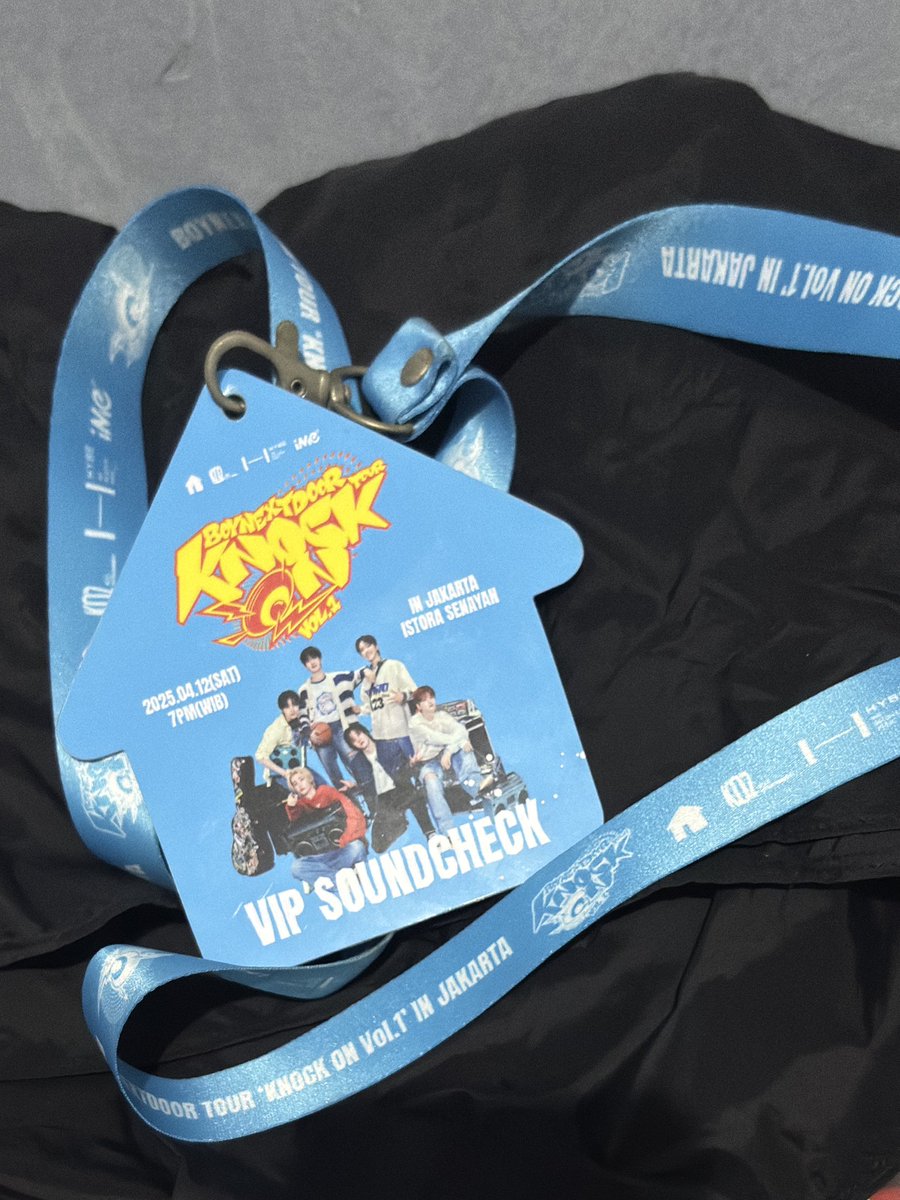 shaninyu's tweet photo. Tiket VIP semahal itu sedangkan lo semedit itu @PKEnt_ID awas aja sampe lanyard VIP ga se lucu dan se gacor ini. Udahan aja main promotor promotoran nya, mending jualan cilok. https://t.co/e9AFTiYK6l