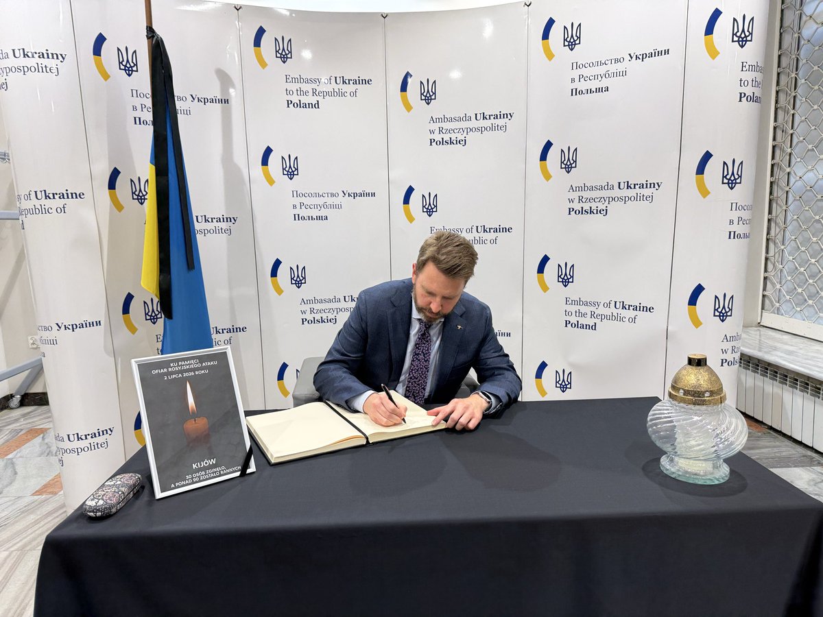 AusAmbPoland's tweet photo. Russia’s brutal attacks on Kyiv on 2 July, including targeting of civilian apartment buildings, are unacceptable. Today, I signed a condolence book at the Ukrainian Embassy in Warsaw, in recognition of the many civilians who were killed.
🇦🇺 Australia stands with 🇺🇦 Ukraine. https://t.co/QZQHFQGqcP