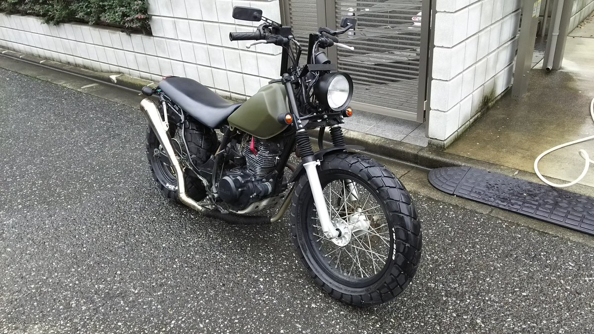 namiheirr's tweet photo. そーいえば9年前に暇つぶしに作った
バイクの写メみっけた
9万円で買ったTWを色塗ってローダウンしてチョッパーにして3ヶ月通勤に使ってた
寒くなった途端飽きて通勤用の車買ったけど通勤以外に一度もTWで出掛けなかった
そんぐらいワクワクしないバイクだった
カスタムしてる時だけ楽しかった記憶 https://t.co/WDjPG73UZQ