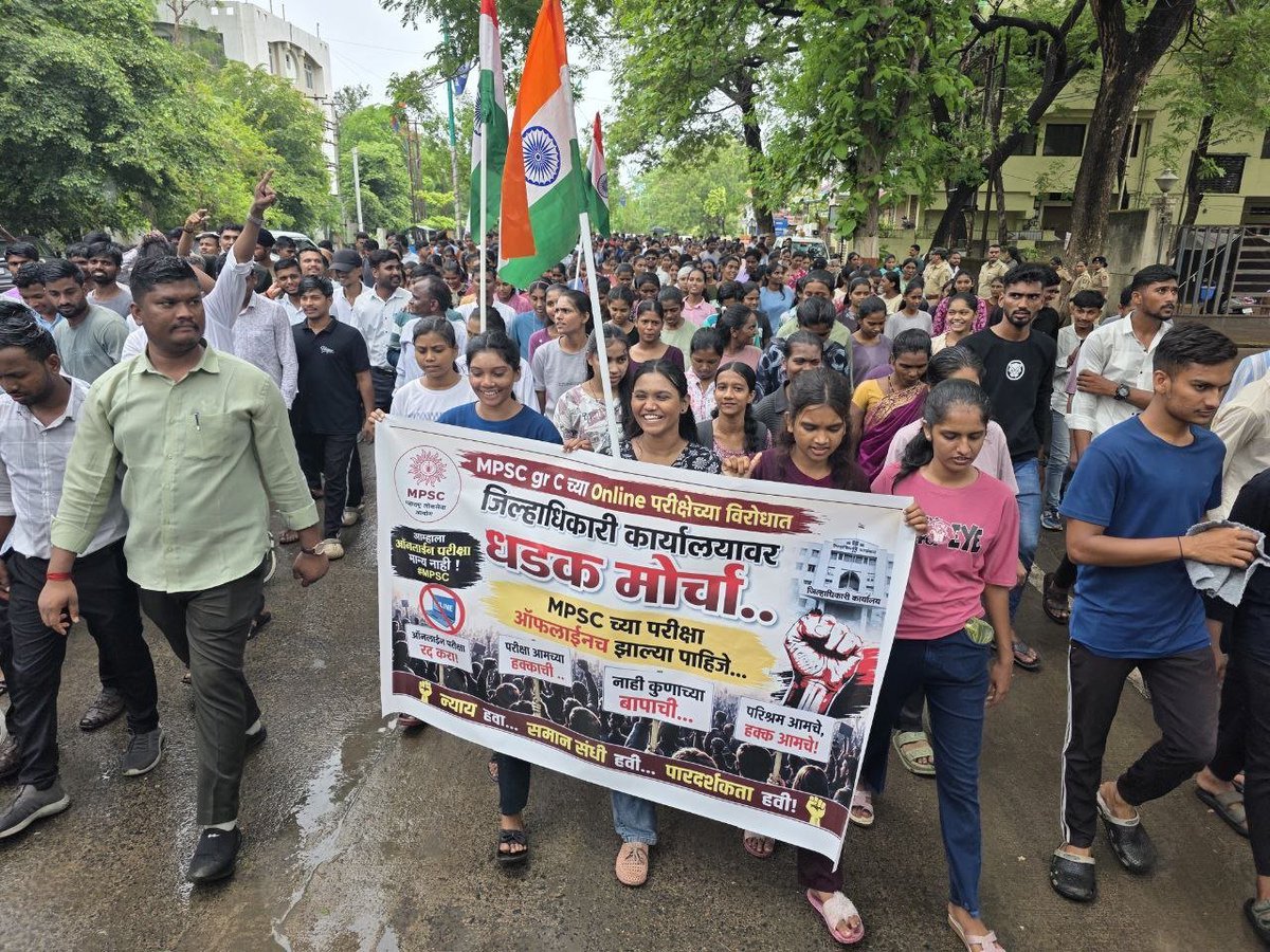 degree_holders's tweet photo. आजच वर्धा मधील आंदोलन.
 पाऊस असून सुद्धा तुफान गर्दी. 🔥
@bhimanwar 
@satejp 
@RRPSpeaks 
@Dhananjay4INC 
#MPSC_offline https://t.co/oJJXmQcxxU