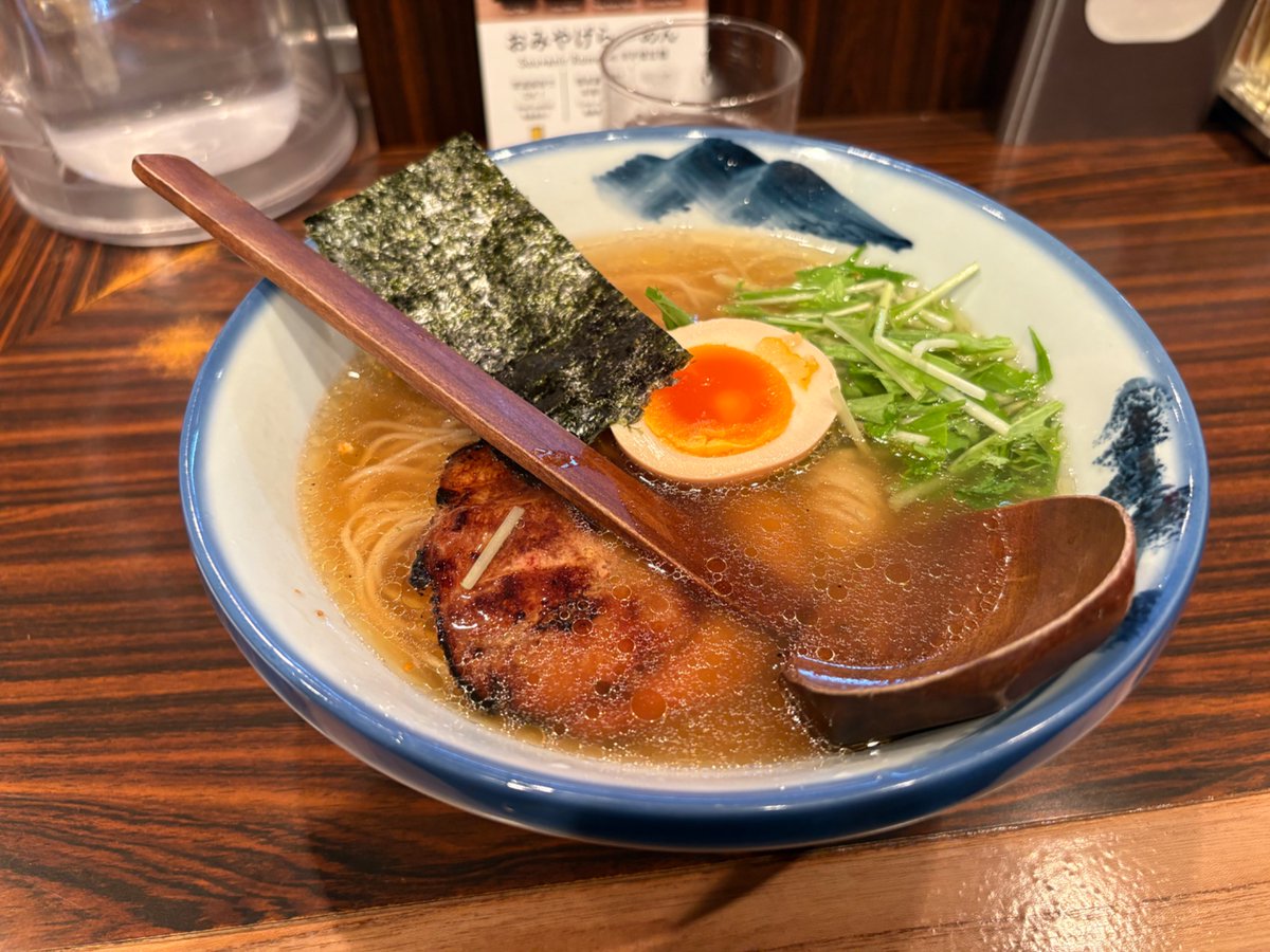 aka_fgn's tweet photo. 散歩してたら商標ラーメンを発見 https://t.co/flPmT3F8Xm