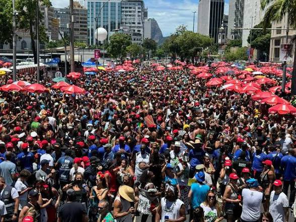 javiermalagon's tweet photo. Carnaval de Rio
2 millones diarios x 5 dias
Muertes por asfixia: 0

Carnaval de Notting Hill
2 millones 
Muertes por asfixia: 0

Pero a los paleros del régimen les urge salir a decir que no hay ningún gobierno local en el mundo que pueda contener a 1.4 millones de personas. https://t.co/F8s4Rket69