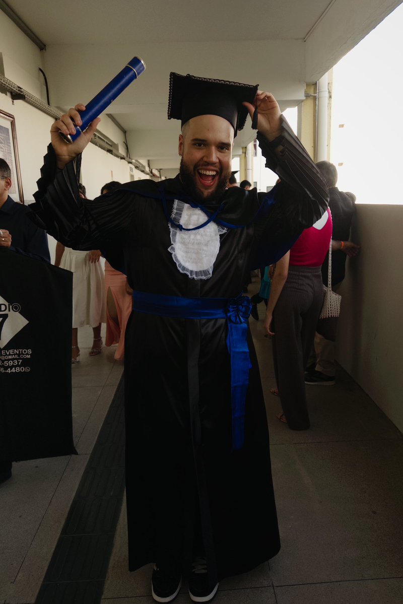 chernodan's tweet photo. formei!! 🎓😭🩵 https://t.co/h6zEj4SA3e