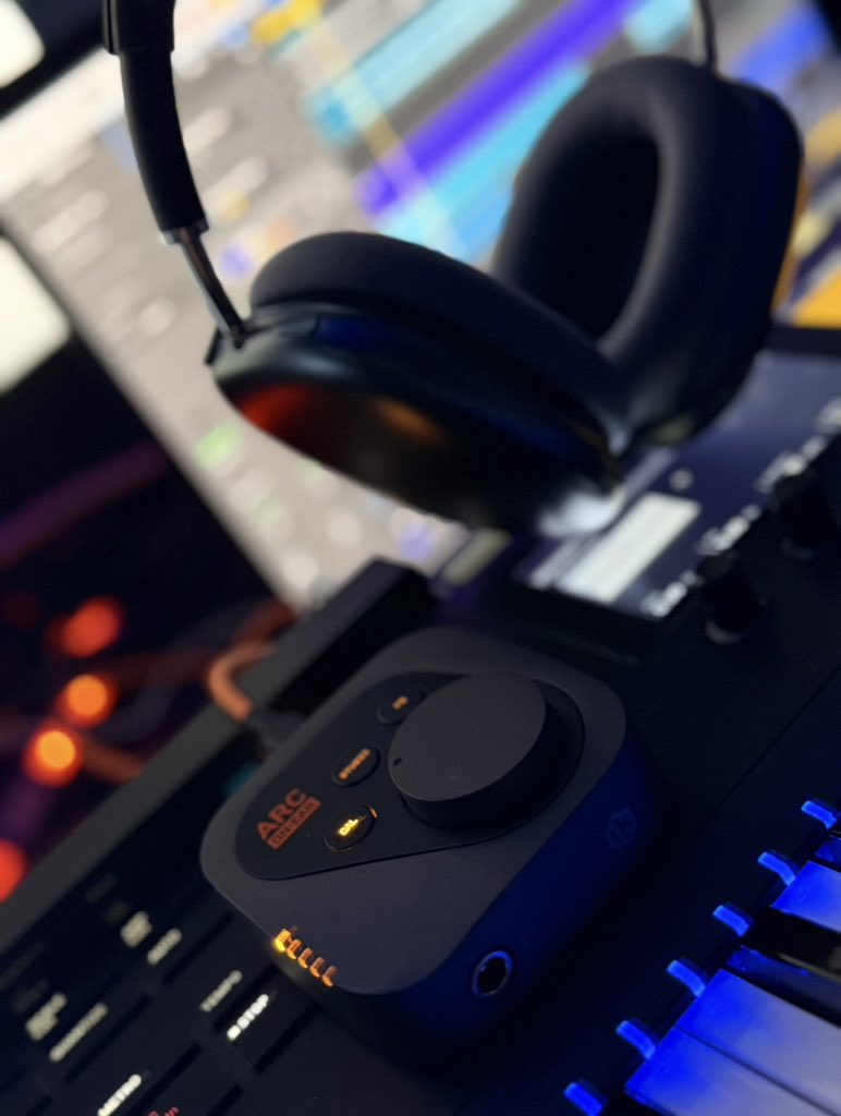junsaku_music's tweet photo. 制作環境をアップデート。🎧
ずっと気になっていた IK Multimedia ARC ON・EAR を導入。
第一印象は、一音一音が締まり、音��に芯が通る感覚。
AirPods Maxも制作で活用できる環境が整いました。
ここからは機材より作品。
本腰を入れて制作します。
#DTM #MusicProduction #ARCONEAR https://t.co/OrerySQzaT