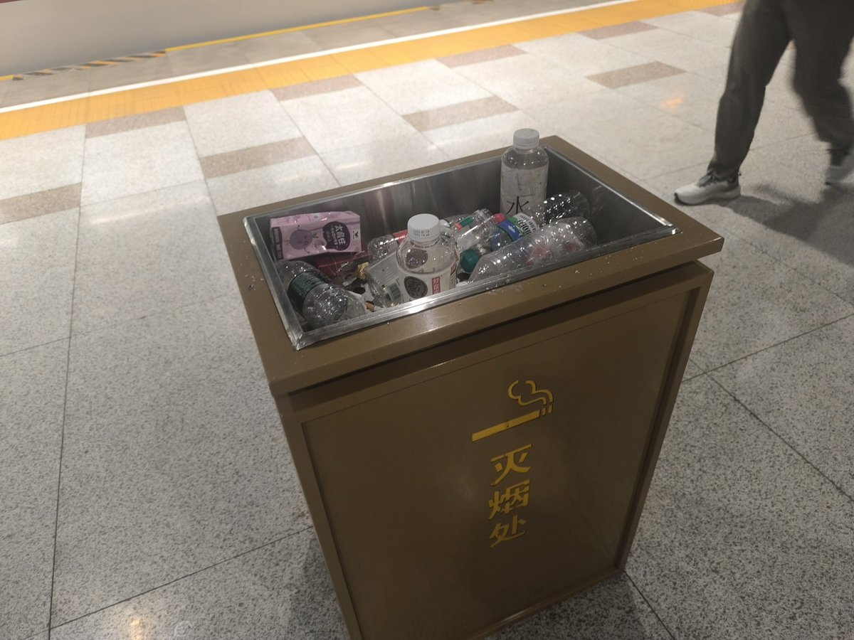 为什么灭烟处全是塑料瓶子呢? 难道不怕着火吗? 真不懂