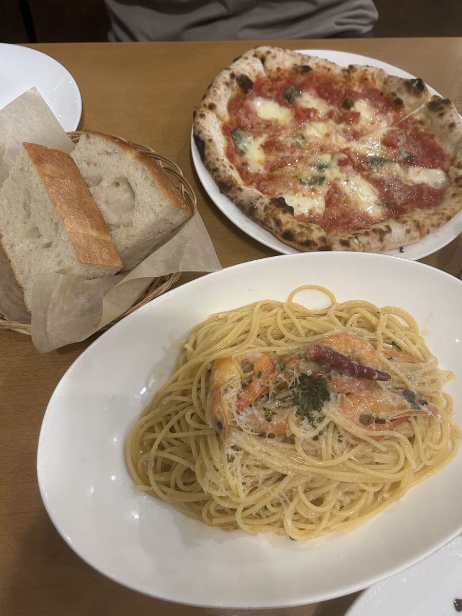SanDiego_Jordan's tweet photo. 嫁さんがお誕生日なので。
ご希望はパスタ。
デザートもしっかり。
美味しく頂きまして、嫁さんも満足しておりました。
#sapeur
#aj9
#motoleather https://t.co/XUMRCHgqvj