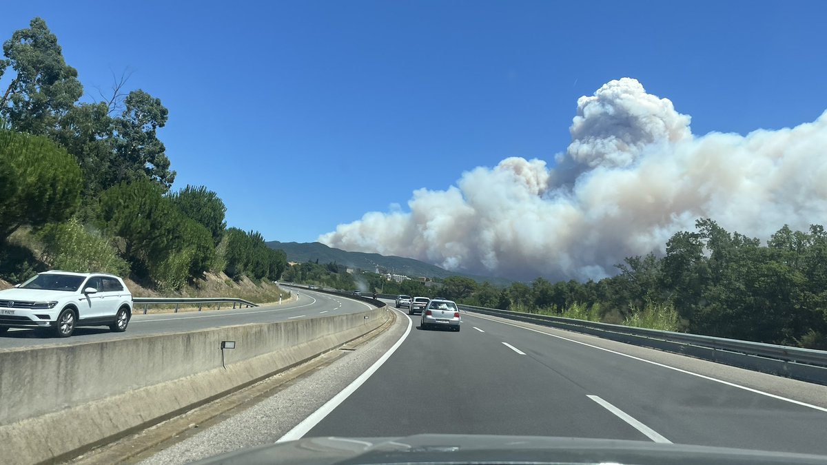 PepPurti's tweet photo. @bomberscat 
Esfereïdor incendi a les Gabarres. 
Vist des-de Sant Antoni Calonge 
#gabarres
#santantonicalonge https://t.co/yjF7Lqys9m