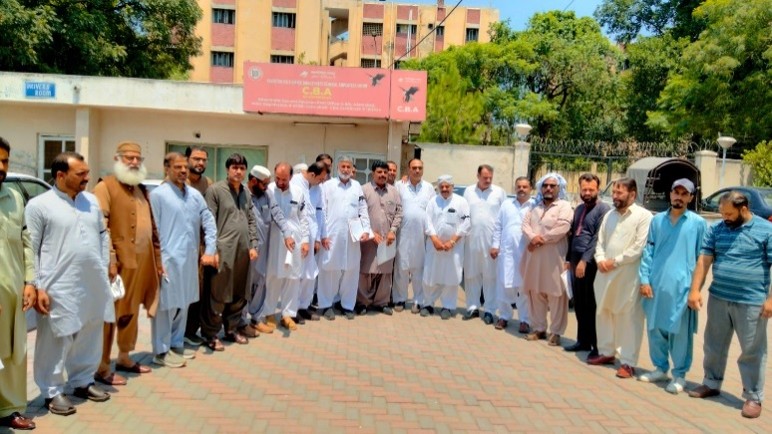uniglobalunion's tweet photo. 🇵🇰 A huge victory for postal workers in Pakistan who have fought off plans to cut thousands of jobs. Pakistan Post had proposed cutting 30 per cent of its 30,000-strong workforce but thanks to determined and immediate action by our affiliate, the Pakistan Postal Workers Federation, that plan has now been withdrawn and management has agreed to stop further implementation of restructuring plans ✊

https://t.co/5ZPx3ixgn0