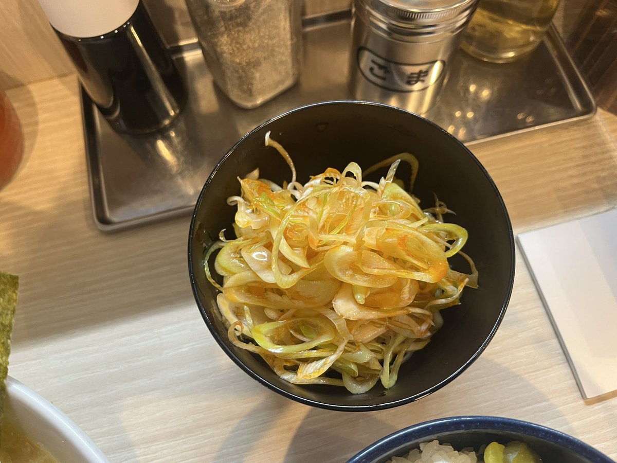SharkSkinSan's tweet photo. 先週の晩御飯。#ラーメンつる家 ｻﾝで #チャーシューメン 中＋ライス＋辛ネギを御願い致しました。最初はそのまま頂き、途中で辛ネギ投入しつつ白飯を頬張り #腹パンパン。大変美味しゅう御座いました。御馳走様でした。#つる家 #上板橋駅 #常盤台 #豚骨醤油 #らーめん #拉麺 https://t.co/F1vCQJbOk8