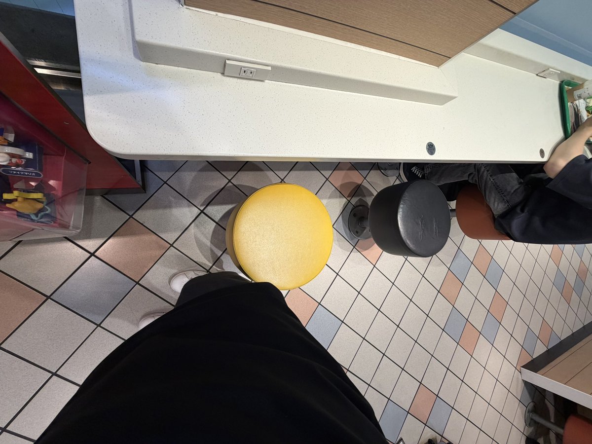 yukiu's tweet photo. 日本一狭いはずのマクドナルドのカウンター席。
トレイが置けない😌 https://t.co/4XI5kU0WSf