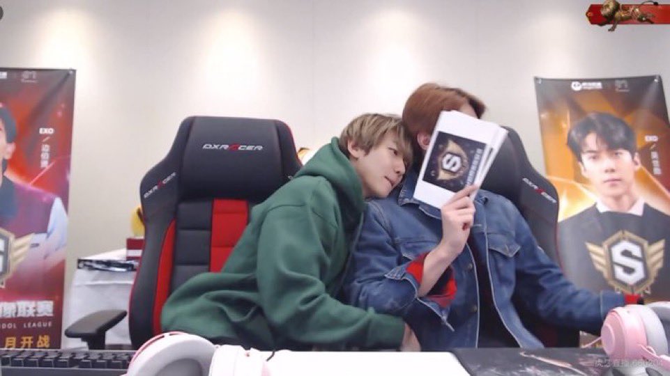 oshmuse's tweet photo. we used to see baekhyun snuggling to sehun every chance he got🫩🚬 https://t.co/84RAfjpjr2