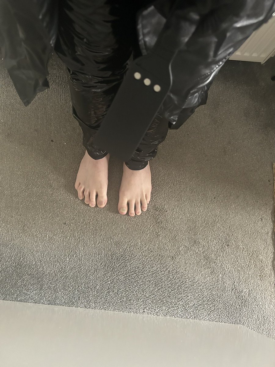 TomLeather72's tweet photo. Happy Friday….DMs are open for a free chilled chat….

All curious, shy, welcome. 

Master 
Dom
Alpha 
Paypig
Spoonspig 
Scotland 
Leather 
Feet. https://t.co/z1q5TmhF0g