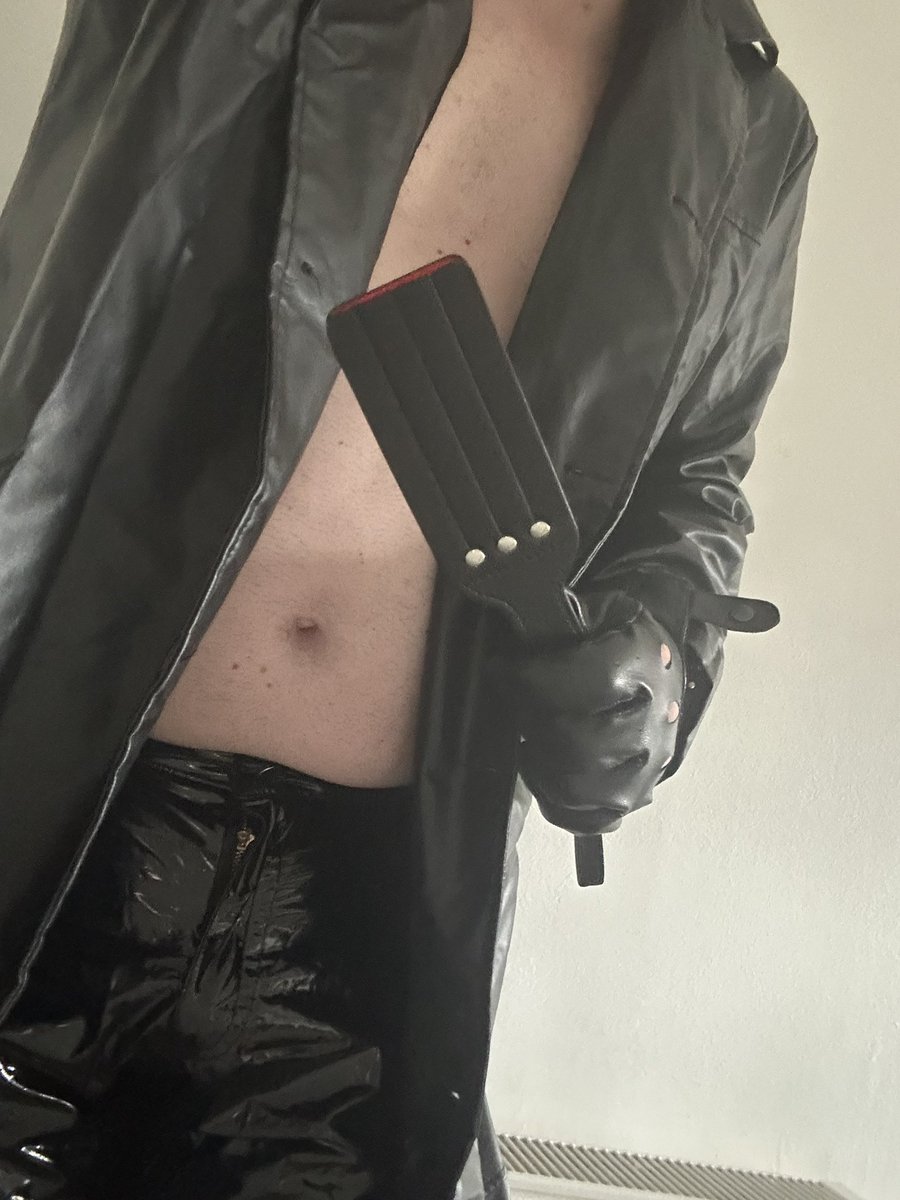 TomLeather72's tweet photo. Happy Friday….DMs are open for a free chilled chat….

All curious, shy, welcome. 

Master 
Dom
Alpha 
Paypig
Spoonspig 
Scotland 
Leather 
Feet. https://t.co/z1q5TmhF0g