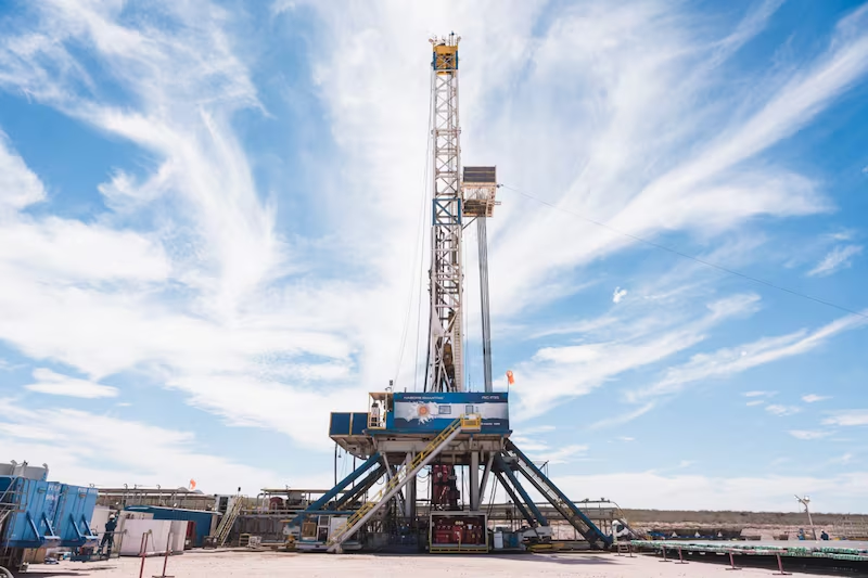 franaldaya's tweet photo. ¿VACA MUERTA PUEDE ACERCAR A ARGENTINA A MÉXICO Y VENEZUELA EN PRODUCCIÓN DE PETRÓLEO?

Lectura rápida
El fuerte crecimiento de Vaca Muerta podría acercar a Argentina a México y Venezuela en producción de petróleo. La producción alcanzó en mayo un récord de 903.700 barriles diarios, un alza interanual del 19,6%, con Vaca Muerta explicando ya el 69% del total nacional. 
Ernesto Rystad, de Rystad Energy, destacó la ventaja estratégica argentina: "Es el único de estos países que tiene un horizonte de crecimiento de largo plazo que no depende de circunstancias externas más allá de la decisión de inversión".

Producción actual de petróleo por país
🇧🇷 Brasil: ~3,5 millones de b/d (líder regional, proyecta llegar a 4 millones)
🇲🇽 México: ~1,65 millones de b/d (en tendencia descendente)
🇻🇪 Venezuela: ~1 millón de b/d (buscando recuperarse)
🇦🇷 Argentina: 903.700 b/d (en fuerte crecimiento)

Contexto
Juan José Carbajales, de la consultora Paspartú, proyecta que la producción argentina podría escalar a 1,5 millones de barriles diarios hacia 2030 si el nivel de inversión continúa al ritmo actual. 
Con un break even de Vaca Muerta de US$45 por barril según el CEO de YPF, "hay margen de sobra para acelerar". 
Un motor clave sería el RIGI: el proyecto "LLL Oil" de YPF es la mayor solicitud presentada bajo el régimen, con US$25.000 millones comprometidos para perforar más de 1.100 pozos y generar exportaciones por US$6.000 millones anuales para 2032.

(+) por @mbescobar__  en @BloombergLinea_: [https://t.co/Qx6sRA1UUQ]