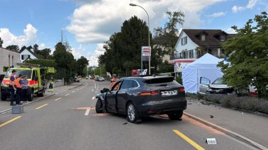 Blickch's tweet photo. Tragödie in Männedorf ZH: Ein 18-Jähriger prallte am Freitag bei einem Überholmanöver frontal in das Auto einer 74-Jährigen. Die Frau starb trotz Reanimation, der junge Fahrer wurde verletzt ins Spital gebracht.  https://t.co/yma71BWnTL https://t.co/xeq7KybtWM