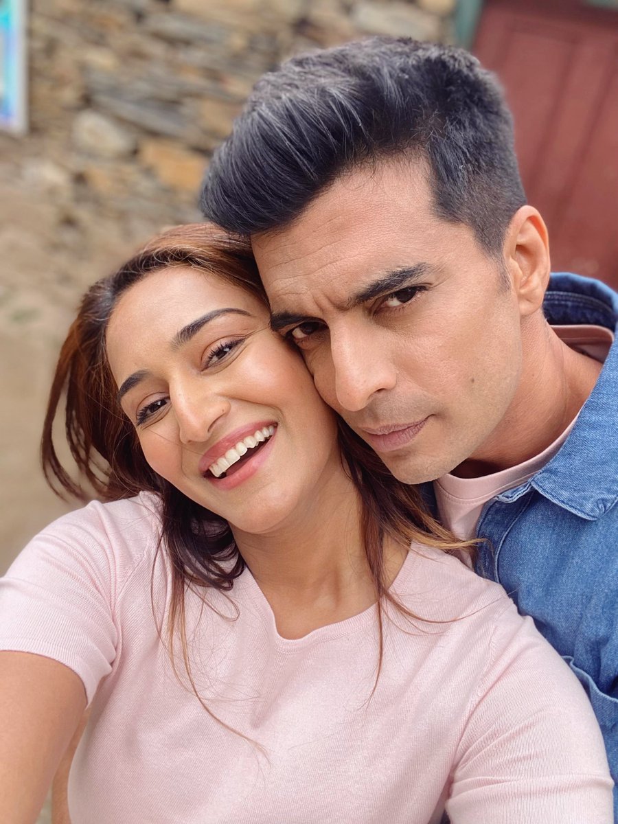 ThodaYehThodaWo's tweet photo. Gashmeer &amp; Erica serving some good offscreen chemistry too!! They look so good together &amp; got that vibe too!!! https://t.co/dfVbDULZ3I