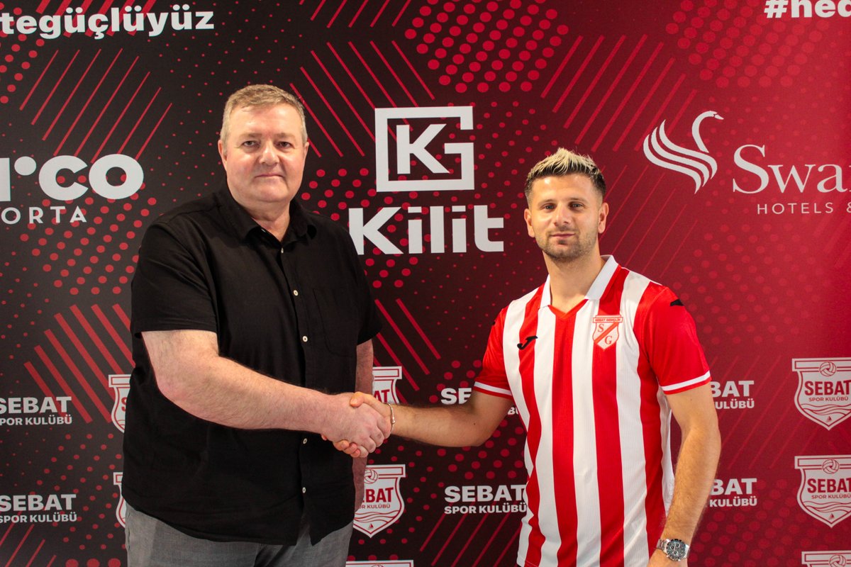 sebatsporklb's tweet photo. Çınar Tarhan ile sözleşme imzaladık

Yeni sezon öncesi kadro yapılanmasını sürdüren takımımız, son olarak Şanlıurfaspor forması giyen 29 yaşındaki merkez orta saha oyuncusu Çınar Tarhan ile 1 yıllık sözleşme imzaladı.     Lig'de 250’ye yakın karşılaşmada görev alan tecrübeli futbolcu için Abdi Serdar Üstünsalih Tesisleri'nde düzenlenen imza törenine Yöneticimiz Hakan ARMUTCU  da katıldı.

Yöneticimiz Hakan ARMUTCU törende yaptığı açıklamada, Çınar Tarhan'ın bilgi birikimi ve tecrübesiyle takımın önemli isimlerinden biri olacağına inandıklarını belirterek, “Transfer çalışmalarımızı ihtiyaç duyduğumuz bölgelere nokta atışı hamlelerle sürdürüyoruz. Çınar, sahadaki çok yönlü yapısı ve oyun tecrübesiyle kadromuza önemli bir değer katacaktır. Hem karakteri hem de futbolculuğuyla camiamıza yakışacağına inanıyor, transferin hayırlı olmasını diliyorum” dedi.

Sebat Spor formasını giyecek olmaktan dolayı büyük heyecan duyduğunu ifade eden yeni transfer Çınar Tarhan ise, “Hedefleri olan bir kulübe geldiğimin bilincindeyim. Bana duyulan güvene sahada vereceğim mücadeleyle karşılık vermek istiyorum. Takım arkadaşlarımla birlikte camiamızı gururlandıracak sonuçlar almak için var gücümüzle çalışacağız. Taraftarımızın desteğiyle güzel bir birliktelik yaşayacağımıza inanıyorum” ifadelerini kullandı.