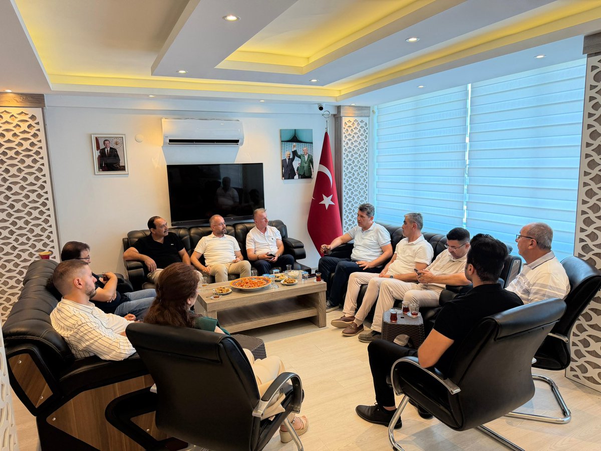 alicetin_07's tweet photo. İlçe Başkanlığımızda, İlçe Başkanımız Mehmet Kaya ile birlikte Memur-Sen temsilcimiz Ercan Karataç ve kıymetli sendika temsilcilerimizi ağırladık.

Cumhurbaşkanımız Sayın Recep Tayyip Erdoğan’ın ortaya koyduğu Türkiye Yüzyılı vizyonu doğrultusunda, emek ve alın terini merkeze alan çalışmalarımız üzerine verimli istişarelerde bulunduk.