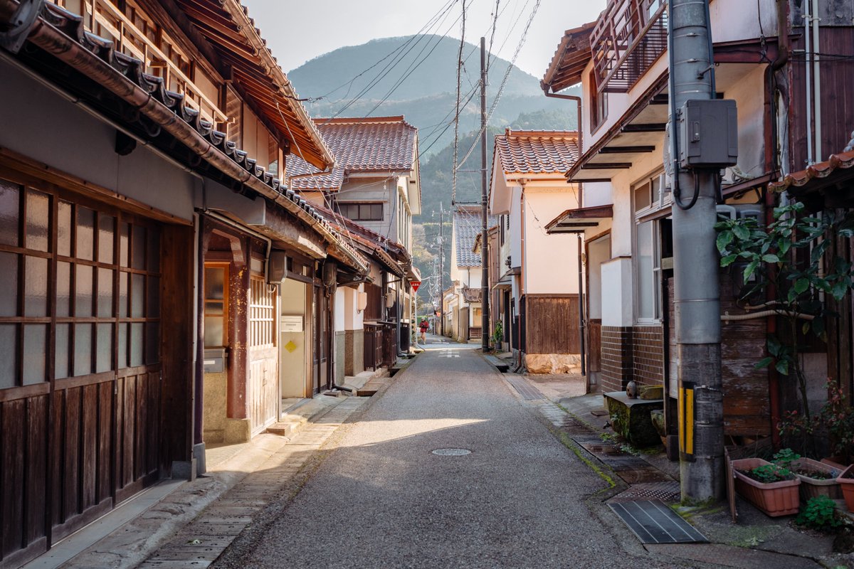 Ichiban_Japan's tweet photo. Tsuwano, une ville historique idéale pour les Français.

La charmante ville historique de Tsuwano n'est pas des plus faciles d'accès, mais on peut la rejoindre en 1h de train depuis la gare de Shinkansen Shin-Yamaguchi. C'est un coin encore peu visité, mais ceux qui font l'effort de venir sont clairement récompensés par la beauté des lieux !

Surtout, la ville essaie de développer son tourisme afin de préserver son activité, et on peut ainsi trouver des guides japonais francophones sur place au Centre du Patrimoine japonais de Tsuwano. Ils se feront un plaisir de vous renseigner, de vous guider, ou encore de réserver pour vous des expériences uniques, comme par exemple un atelier de préparation de thé vert (Sencha) auprès d'un maître.

La préfecture de Shimane est la moins visitée de tout le Japon, mais n'hésitez pas à vous y aventurer pour découvrir ses pépites cachées !