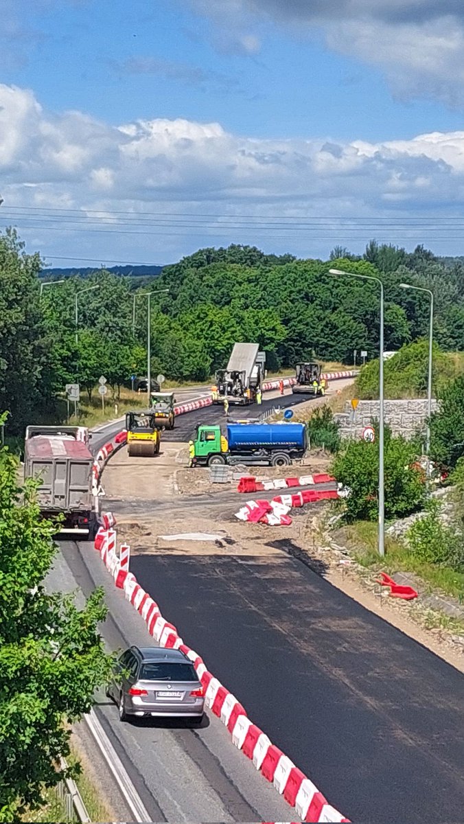 GDDKiA_Wroclaw's tweet photo. Prace przy przebudowie #DK36 na odc. #Prochowice – #Lisowice postępują zgodnie z harmonogramem. Każdy kolejny etap przybliża nas do bezpieczniejszej i bardziej komfortowej drogi. Dziękujemy kierowcom za wyrozumiałość wobec czasowych utrudnień. #infrastrukturaGDDKIA
📸 #GDDKIA https://t.co/4WwqaYbYQx