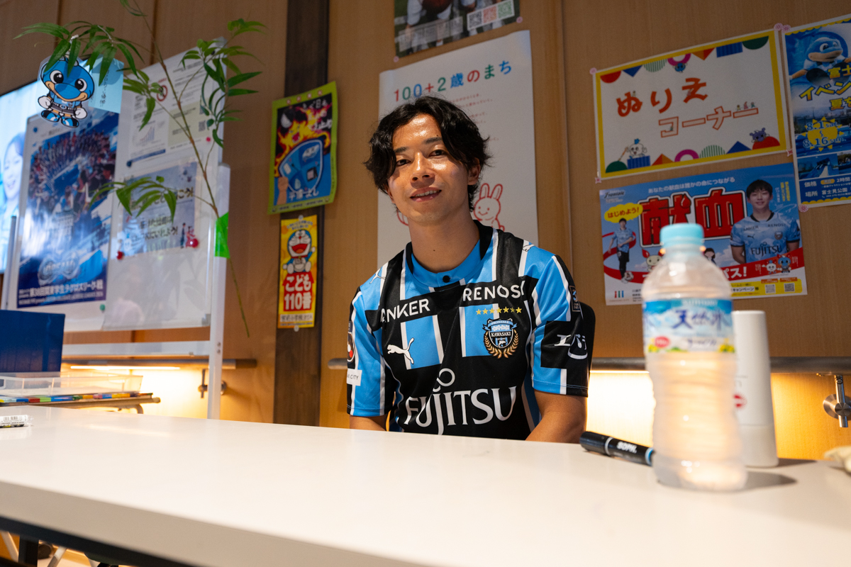 frontale_staff's tweet photo. 桜本商店街での挨拶を終えたオーゼキは、クラブが指定管理業務を行っている富士見公園へ。  

すると、しばらくしてタツヤの姿が。 
川崎駅前での活動を終えて「さらに多くの方と交流したい」とのことで急遽訪れることに。  

スクール生とも触れ合い、心穏やかな時間となりました。 

 【広報】#frontale