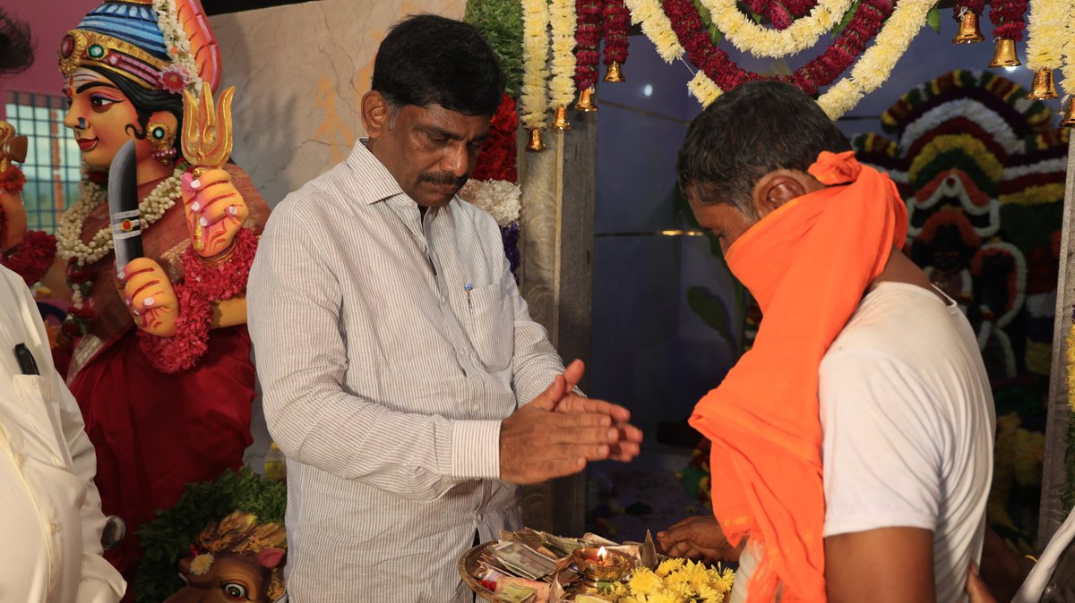 DKSureshINC's tweet photo. ಓಂ ಸರ್ವಮಂಗಳ ಮಾಂಗ್ಯೇ ಶಿವೇ ಸರ್ವಾರ್ಥ ಸಾಧಕೇ 
ಶರಣ್ಯೇ ತ್ರಯಂಬಕೇ ಗೌರೀ ನಾರಾಯಣಿ ನಮೋಸ್ತುತೇ 

ಕನಕಪುರ ತಾಲೂಕಿನ ಕೋಡಿಹಳ್ಳಿ ಹೋಬಳಿಯ ಸಾಲಬನ್ನಿ ಗ್ರಾಮದಲ್ಲಿ ಶ್ರೀ ಮಾರಮ್ಮ ತಾಯಿ ನೂತನ ವಿಗ್ರಹ ಪ್ರತಿಷ್ಠಾಪನೆ ಹಾಗೂ ಕುಂಭಾಭಿಷೇಕ ಮತ್ತು ನೂತನ ���ೇವಸ್ಥಾನ ಉದ್ಘಾಟನಾ ಸಮಾರಂಭದಲ್ಲಿ ಭಾಗವಹಿಸಿ, ದೇವಿ ದರ್ಶನ ಪಡೆದು ನಾಡಿನ ಒಳಿತಿಗಾಗಿ ಪ್ರಾರ್ಥಿಸಲಾಯಿತು. 

ಶ್ರೀ ಮಾರಮ್ಮ ತಾಯಿ ಅನುಗ್ರಹವು ಗ್ರಾಮದ ಪ್ರತಿಯೊಬ್ಬರ ಮೇಲಿರಲಿ ಹಾಗೂ ಎಲ್ಲರ ಇಷ್ಟಾರ್ಥಗಳು ಈಡೇರಲಿ ಎಂದು ಆಶಿಸುತ್ತೇನೆ.