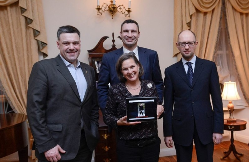 ChanceGardi's tweet photo. "Vitaliy Klitschko, il sindaco di Kiev che guidò il colpo di stato della CIA nel 2014 insieme ai neonazisti, è ritenuto il Re dell'industria del sesso in Ucraina e gestirebbe col fratello centinaia di strip-club e bordelli, due dei quali proprio sotto il suo lussuoso attico." https://t.co/4YIlIiuCEd