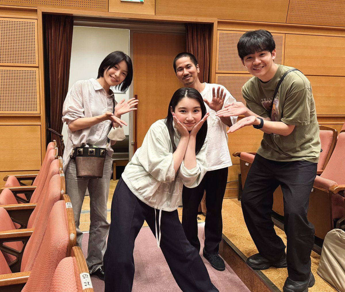 SuguruAdachi's tweet photo. 先日、劇団⭐︎流星群もといKERA CROSS『#シャープさんフラットさん 』を #バカンスは始まったばかり メンバーで♯♭
本っ当におもしろかった！ぜひ目撃して欲しい。東京は7/5まで@新宿 サザンシアターにて
俊さんとも。転校生2019で共演して以来ちょこちょこ会ってますが、早くまたがっつり演りたい! https://t.co/CWLdORuKqU