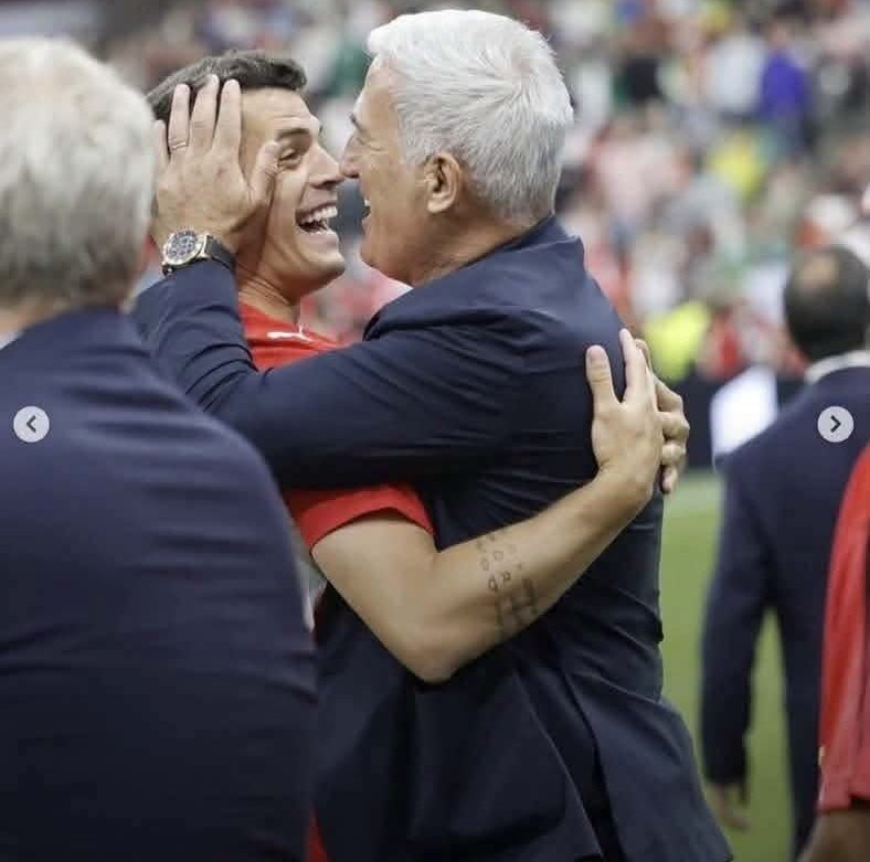 ScreenMix's tweet photo. المدرب السويسري فلاديمير بيتكوفيتش، مدرب منتخب الجزائر، يحتفل مع لاعبي منتخب سويسرا بعد إقصاء الجزائر من المونديال علي يد سويسرا 😳🏆 https://t.co/TmZyvondEu